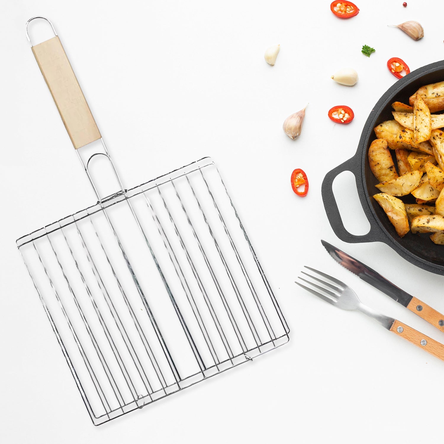 Double grid design of the barbecue grill ensuring even heat distribution.