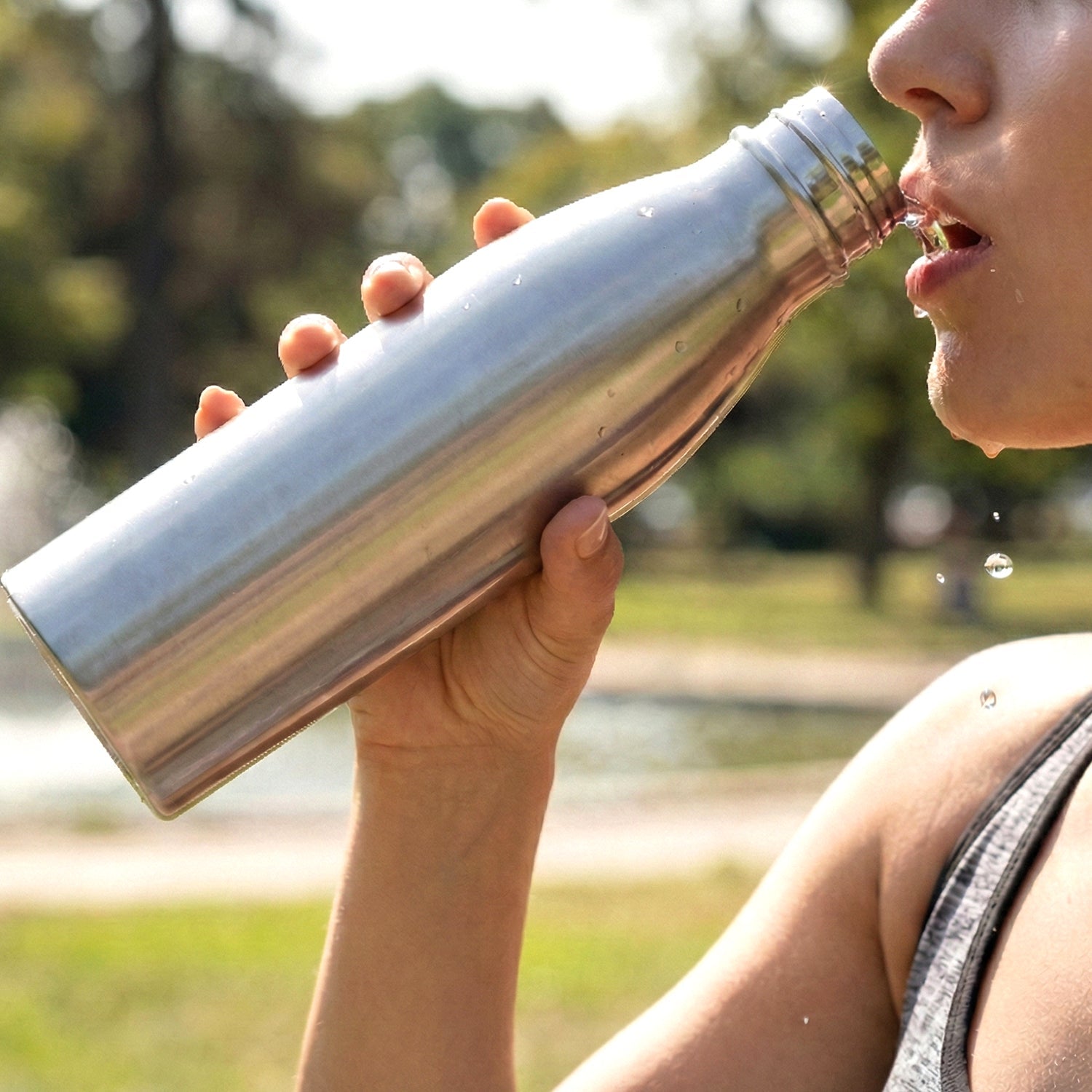 Reusable stainless steel drinking water bottle with large capacity