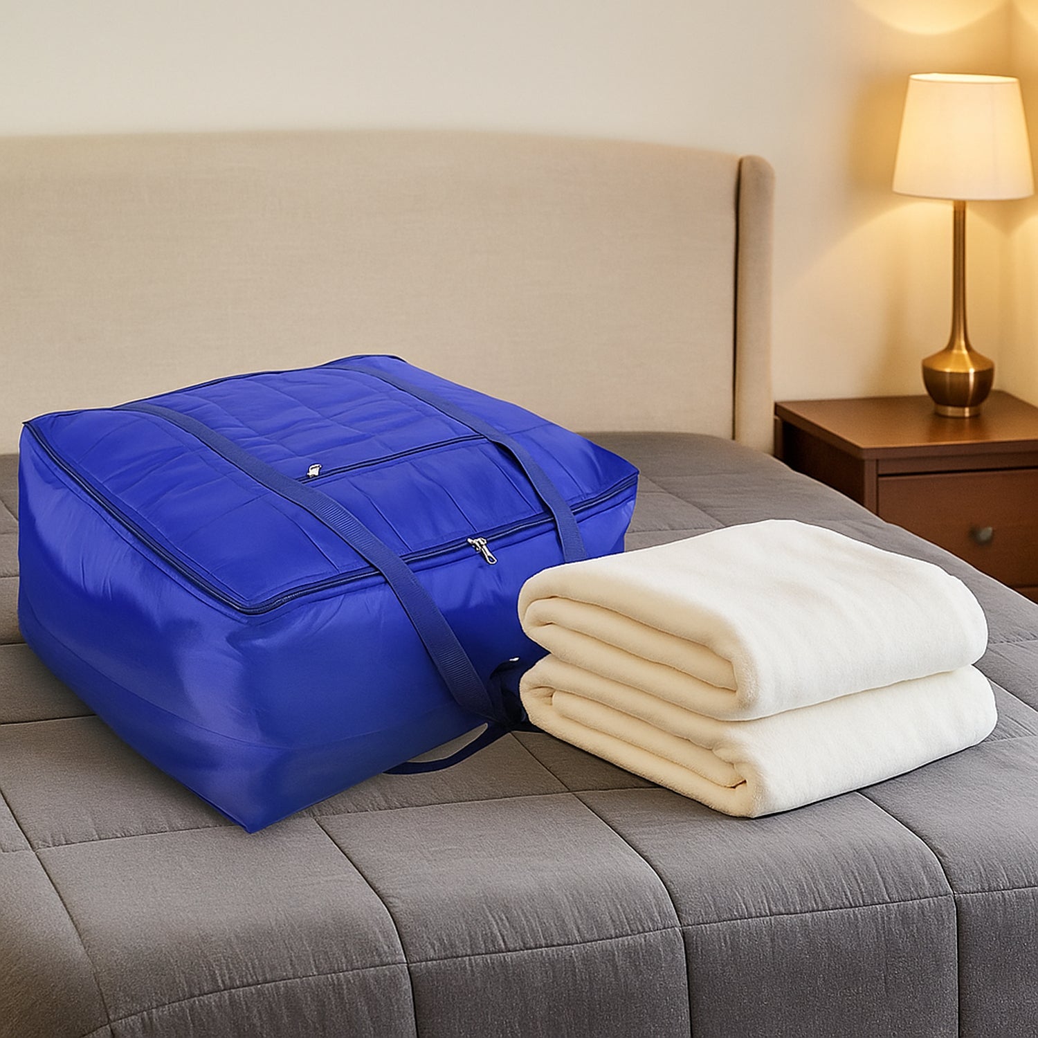 Durable water-resistant fabric storage bag suitable for bedding