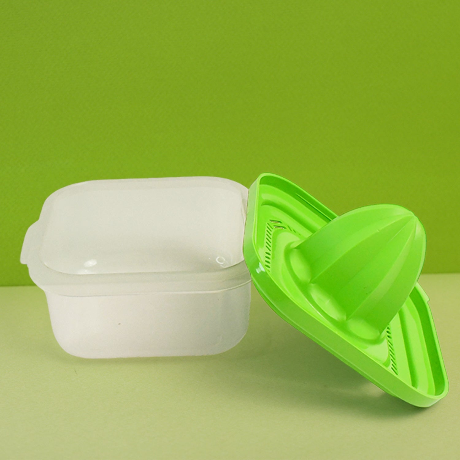 Manual citrus juicer featuring robust reamer cone for easy juice extraction