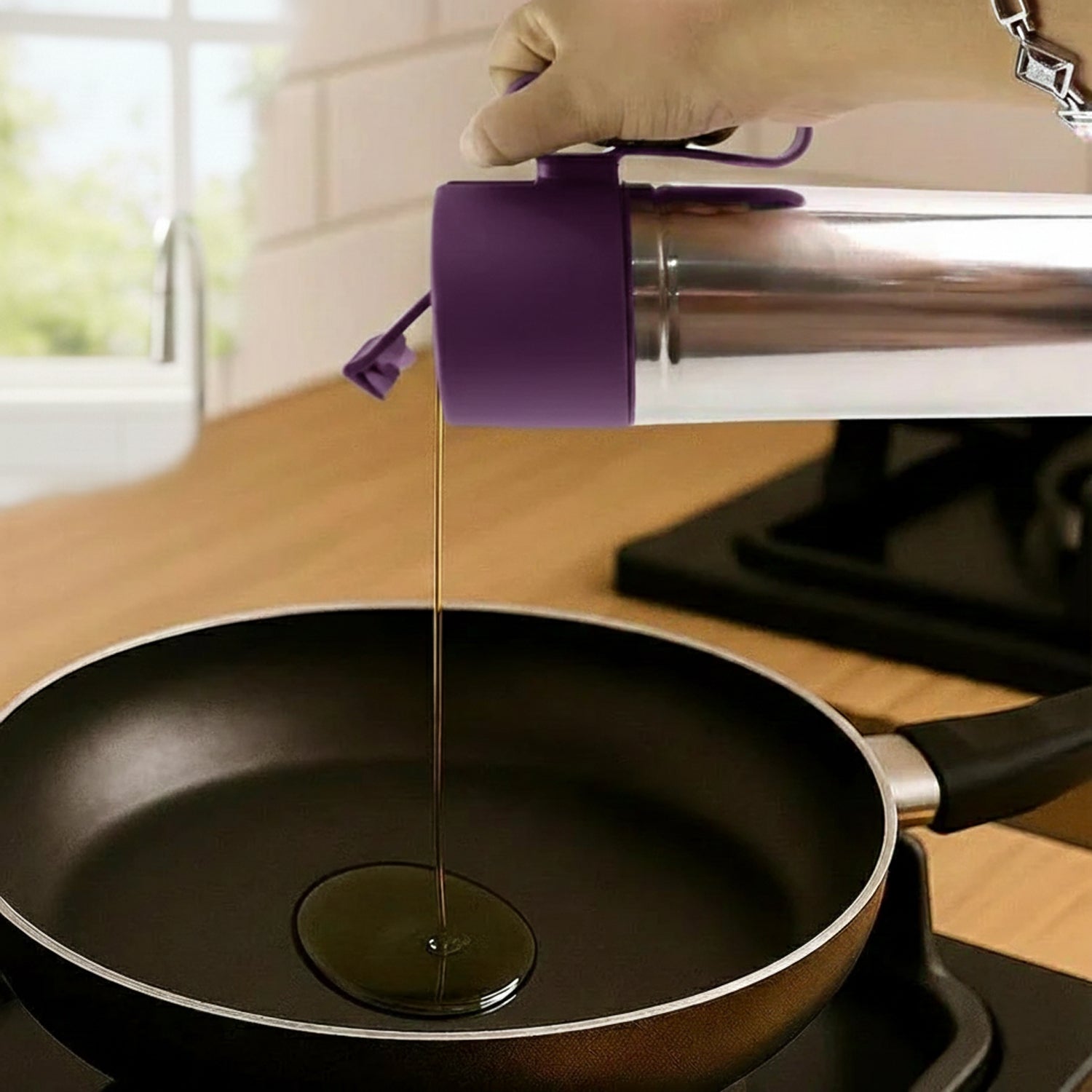 Kitchen oil pouring bottle made of stainless steel with precision pour spout