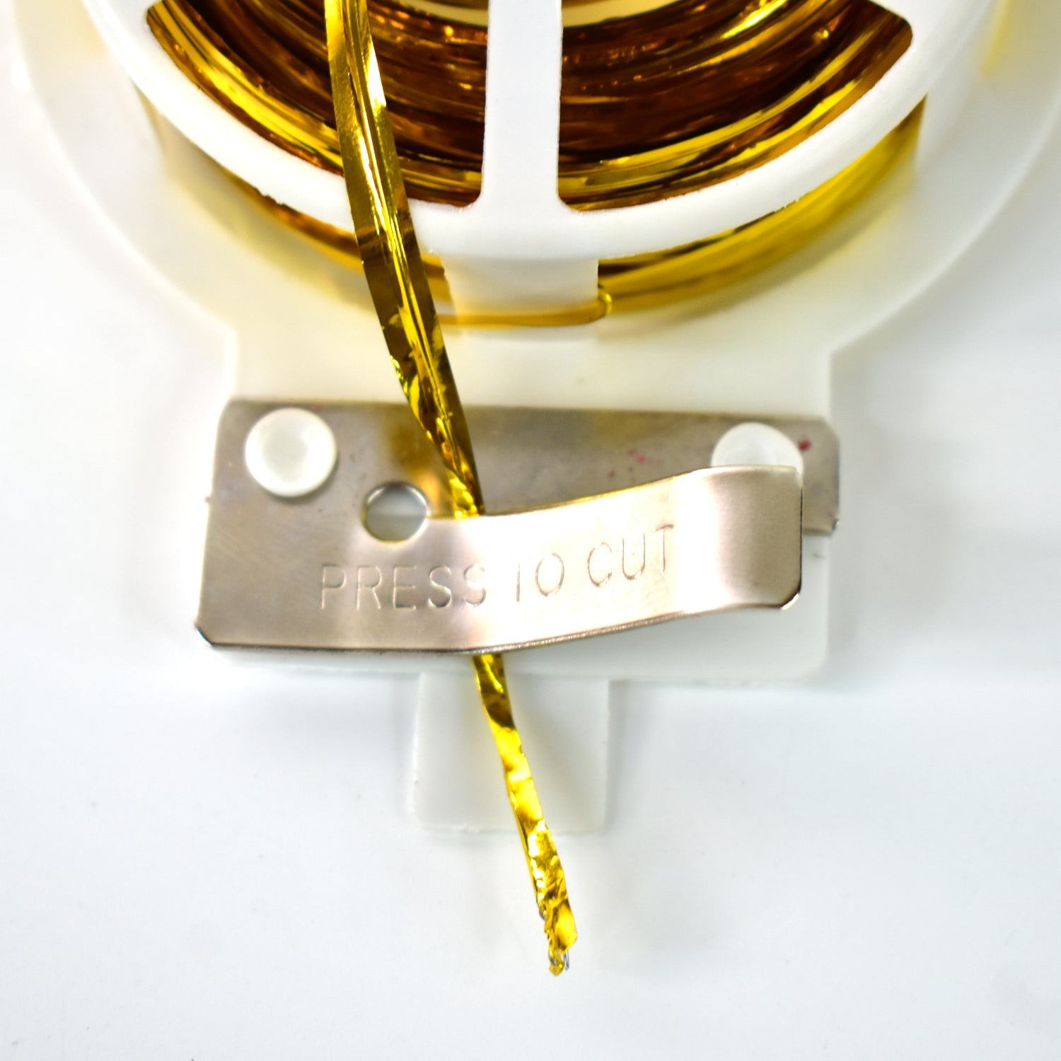 Hand cutting twist tie from dispenser roll with built-in cutter