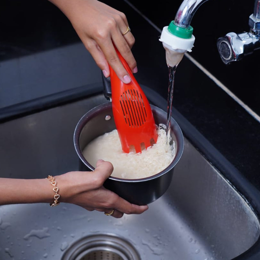 Multifunctional rice sieve for washing rice and pulses easily.