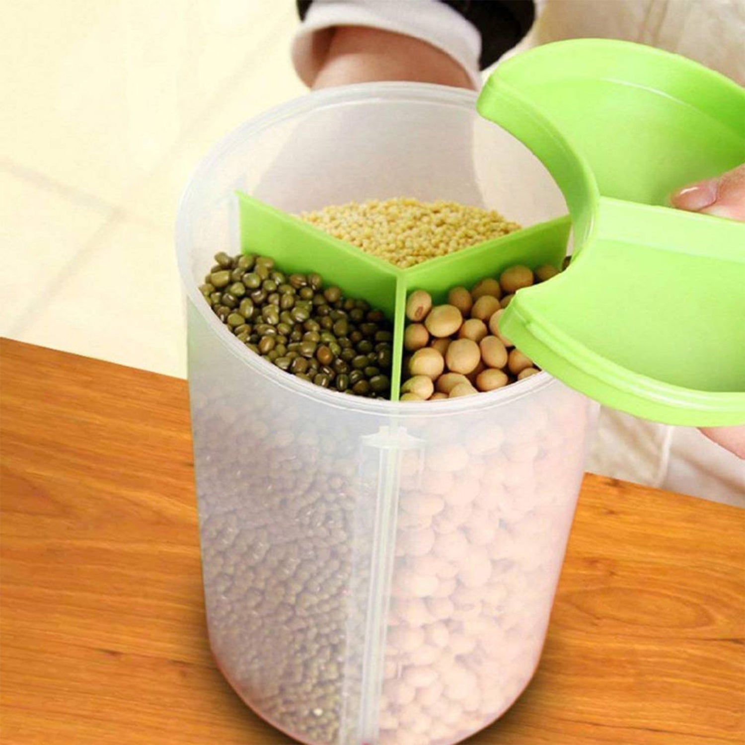 Display of the three-in-one transparent container with airtight seal, ideal for dry food.
