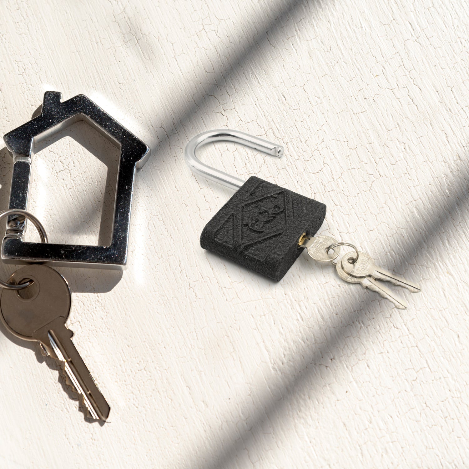Safelix iron padlock with three keys for enhanced security and convenience.