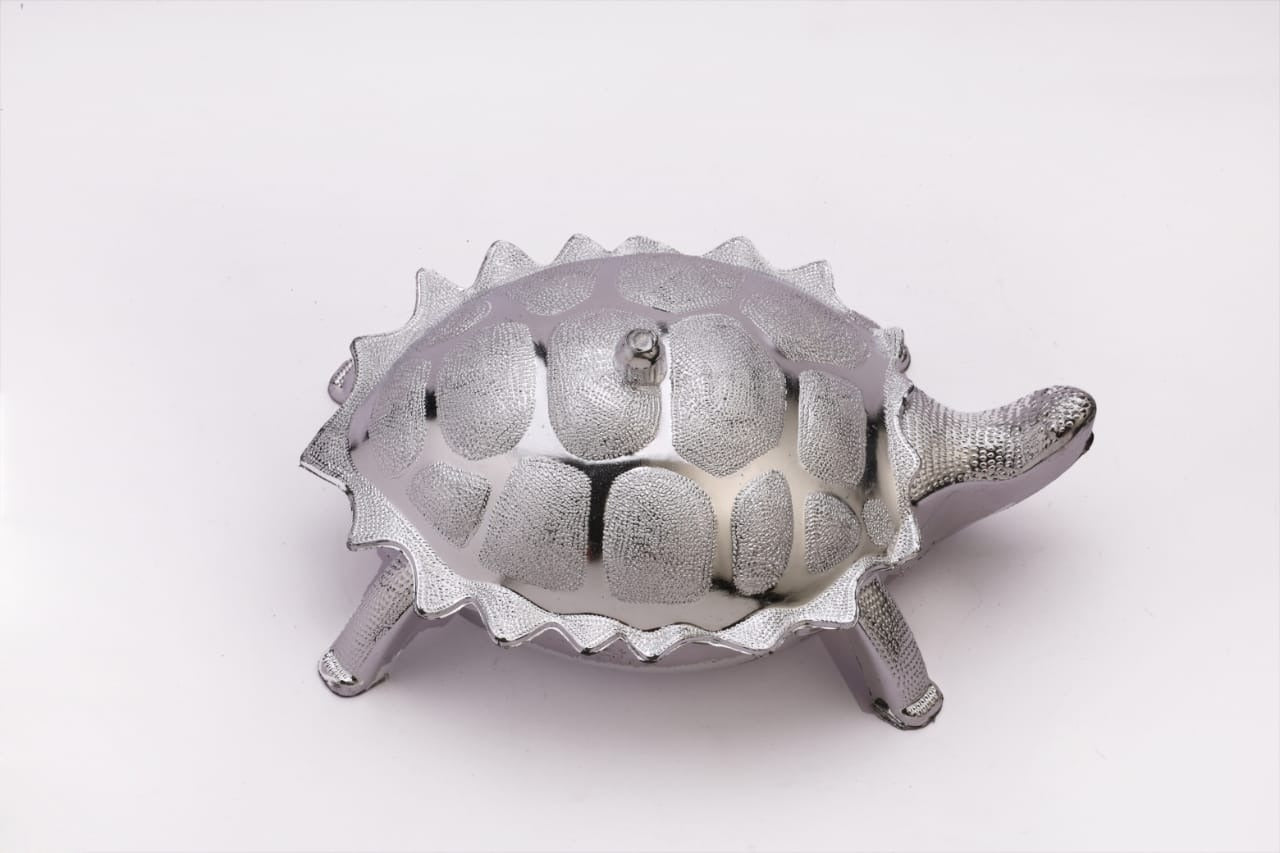 Stylish tortoise-shaped container, ideal for serving snacks.