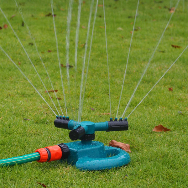 Adjustable 3-arm rotating sprinkler demonstrating various water flow patterns.